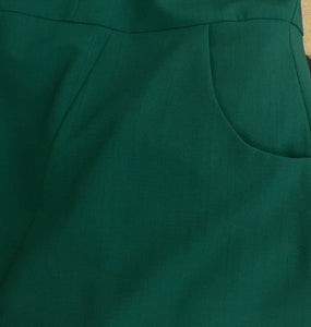 dunkelgrünes Kleid mit Gürtel